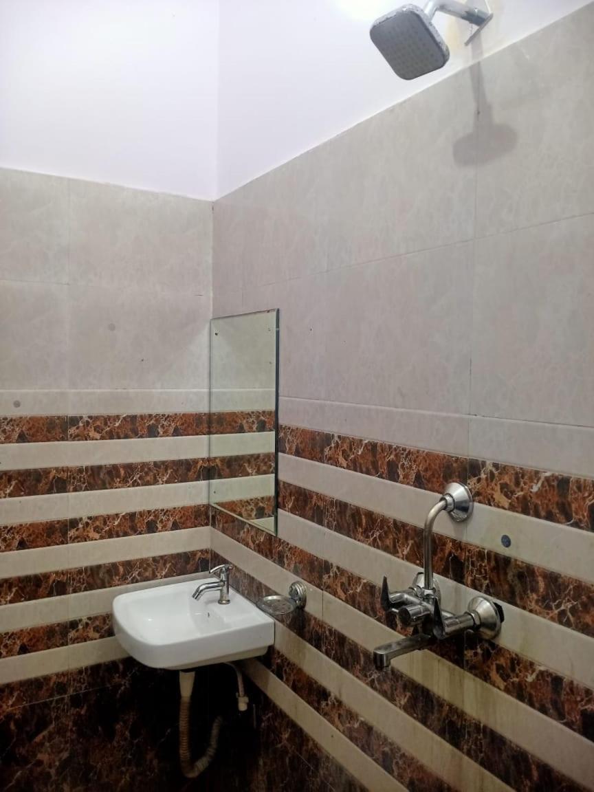 Hotel Rudra Inn , Near Railway And Bus Station , Shree Krishna Janambhoomi At 6 Min Distance , Free Parking Mathura Exterior photo